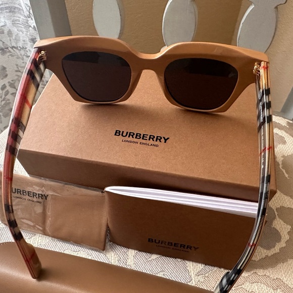 Burberry Sunglasses Kitty 4364 New - Picture 9 of 10